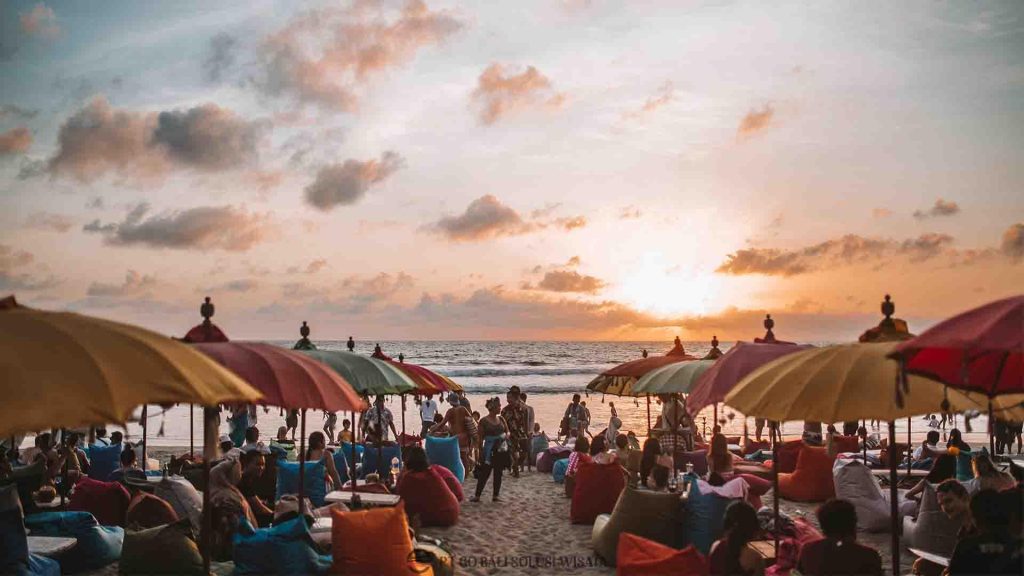 Pantai Kuta dan Seminyak di Kabupaten Badung Bali dengan pasir putih dan wisatawan