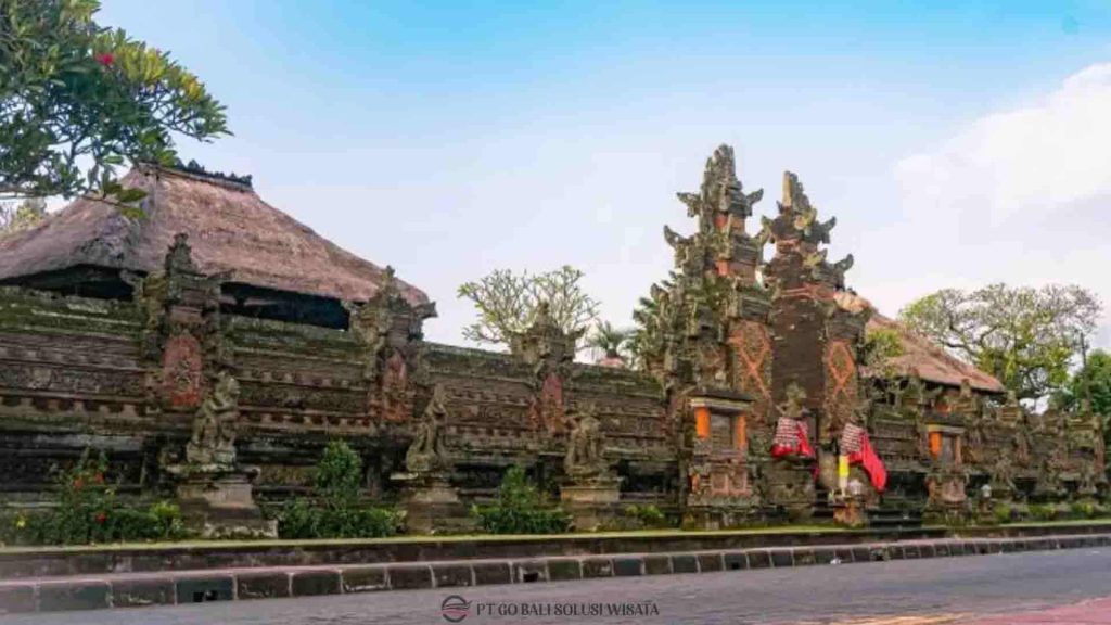 Pengrajin di Desa Mas Bali membuat ukiran kayu, desa tradisional Bali yang terkenal dengan seni ukir