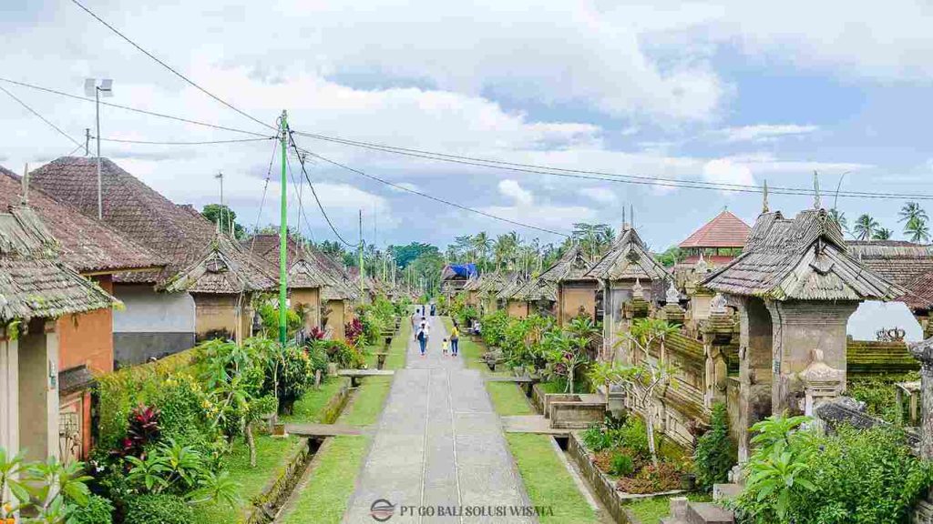 Jalan utama Desa Penglipuran Bali yang rapi dan bersih, contoh desa tradisional Bali yang memesona