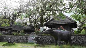 Warga Desa Tenganan Bali Aga dengan tenun geringsing, desa tradisional Bali yang mempertahankan adat kuno