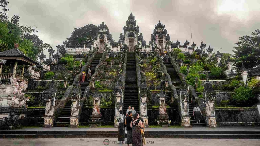 Pura Lempuyang dan Tirta Gangga di Kabupaten Karangasem Bali, Bali Timur yang eksotis